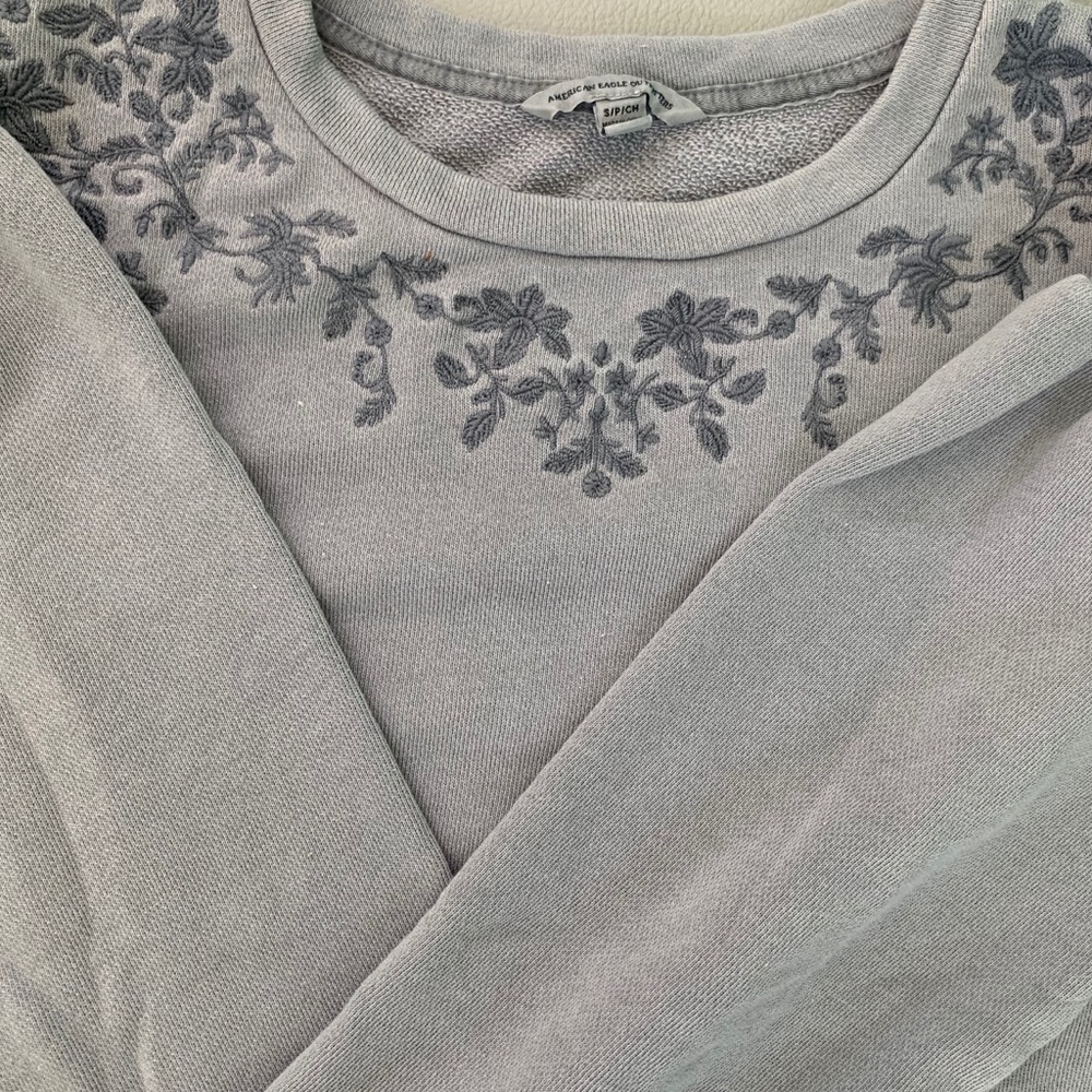 AEO STEEL BLUE FLORAL CREW NECK